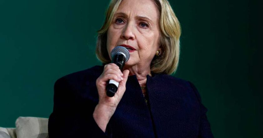 Bukele responde a Hillary Clinton sobre “brutalidad” en el Cecot