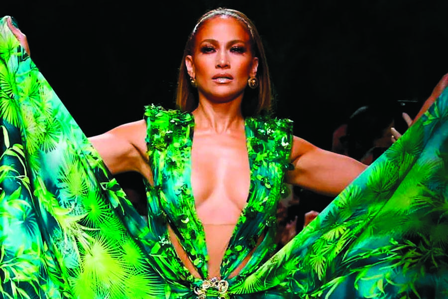 Del vestido de Jennifer Lopez que cambió Google a los vertederos de ropa en Ghana y el fin de las 'top model'