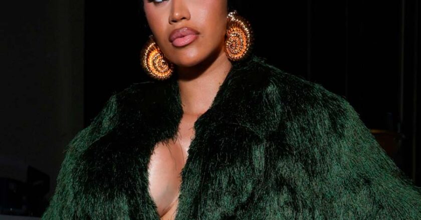 Cardi B sufre una aparatosa caída en pleno concierto en Nevada