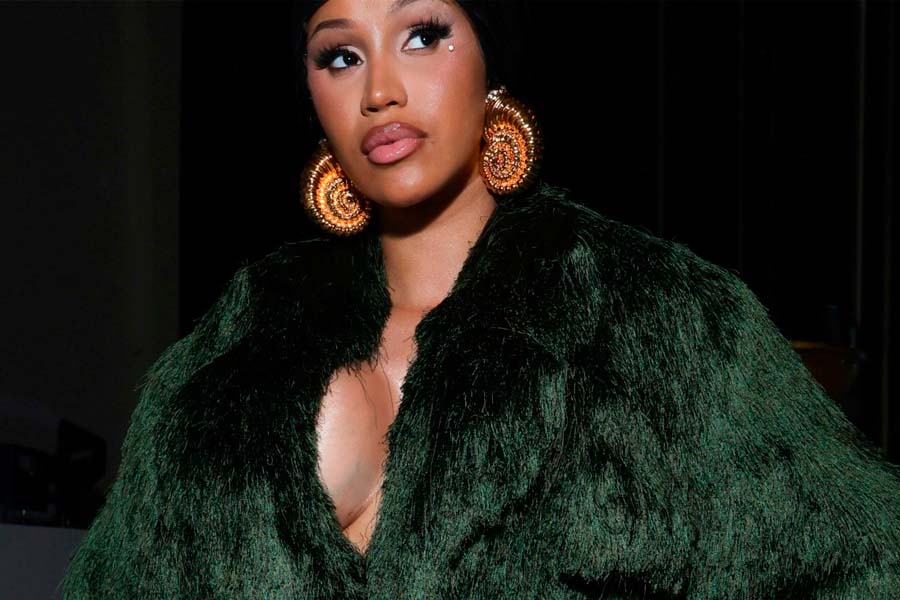Cardi B sufre una aparatosa caída en pleno concierto en Nevada
