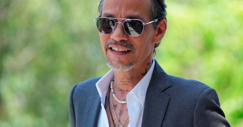 Marc Anthony frena a un fan que le exige hablar en español durante su concierto en Las Vega