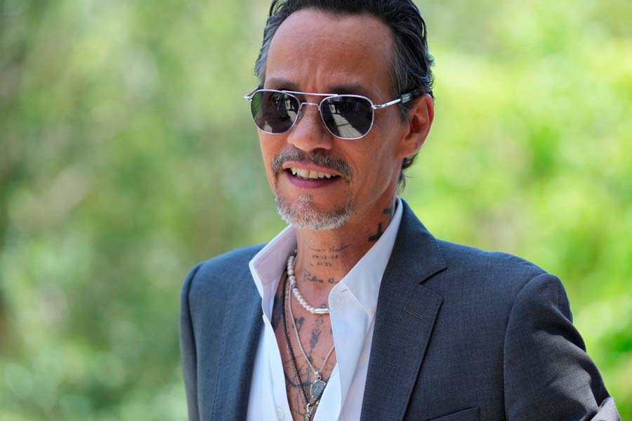 Marc Anthony frena a un fan que le exige hablar en español durante su concierto en Las Vega