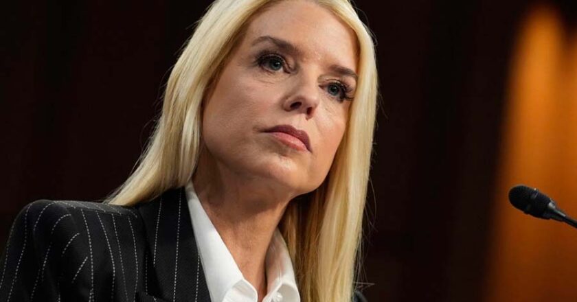 Pam Bondi es destituida por Trump como fiscal general