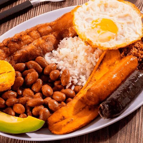 Cómo la bandeja paisa se volvió un ícono de Colombia sin siquiera ser 100% paisa