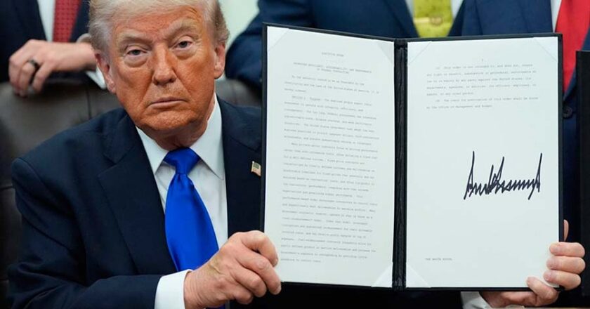 Donald Trump firma una orden ejecutiva que permitirá a trabajadores sin un plan de jubilación acceder a uno