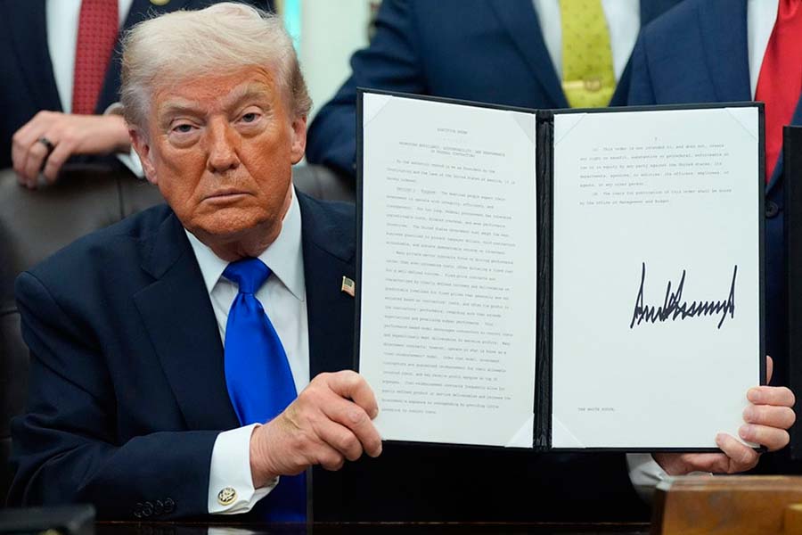 Donald Trump firma una orden ejecutiva que permitirá a trabajadores sin un plan de jubilación acceder a uno