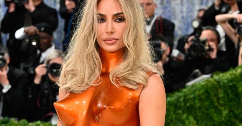 Kim Kardashian sorprendió con un inesperado cambio de look