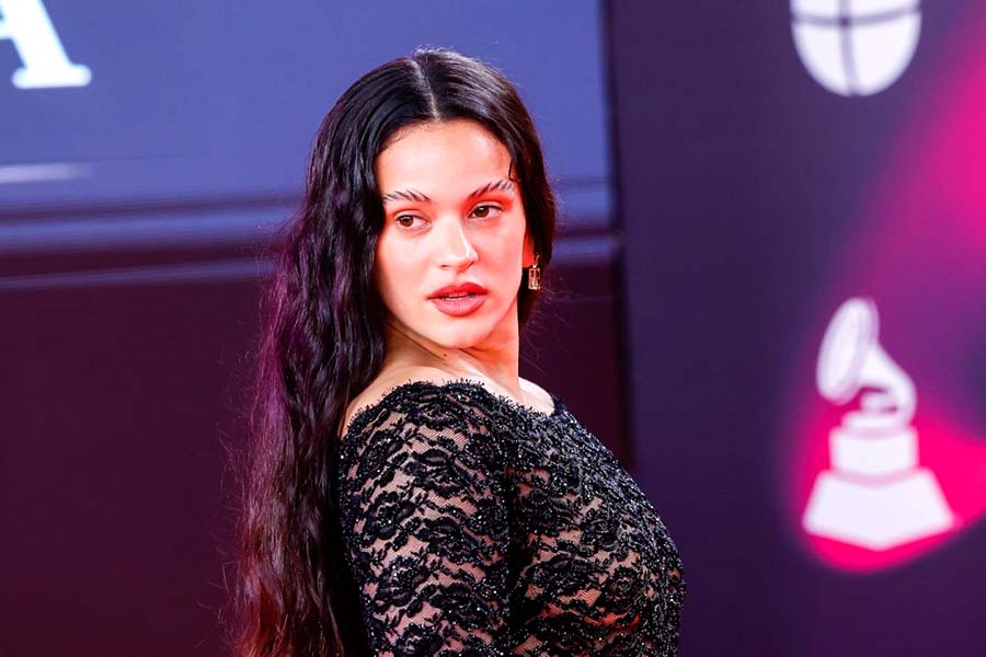 Rosalía lanza indirecta sobre su ruptura con Rauw Alejandro en pleno concierto