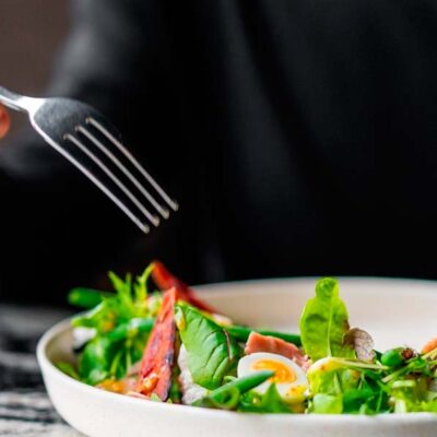 La ensalada perfecta para cerrar el día: atún, aguacate y pepino como aliados