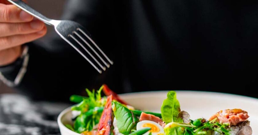 La ensalada perfecta para cerrar el día: atún, aguacate y pepino como aliados