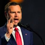 Mexicano ondea bandera frente a JD Vance y desata su reacción: “Si amas tanto a México, vete”