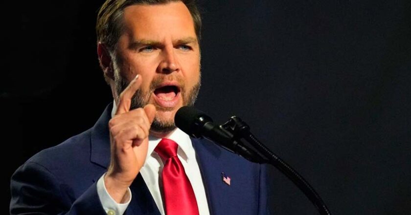 Mexicano ondea bandera frente a JD Vance y desata su reacción: “Si amas tanto a México, vete”