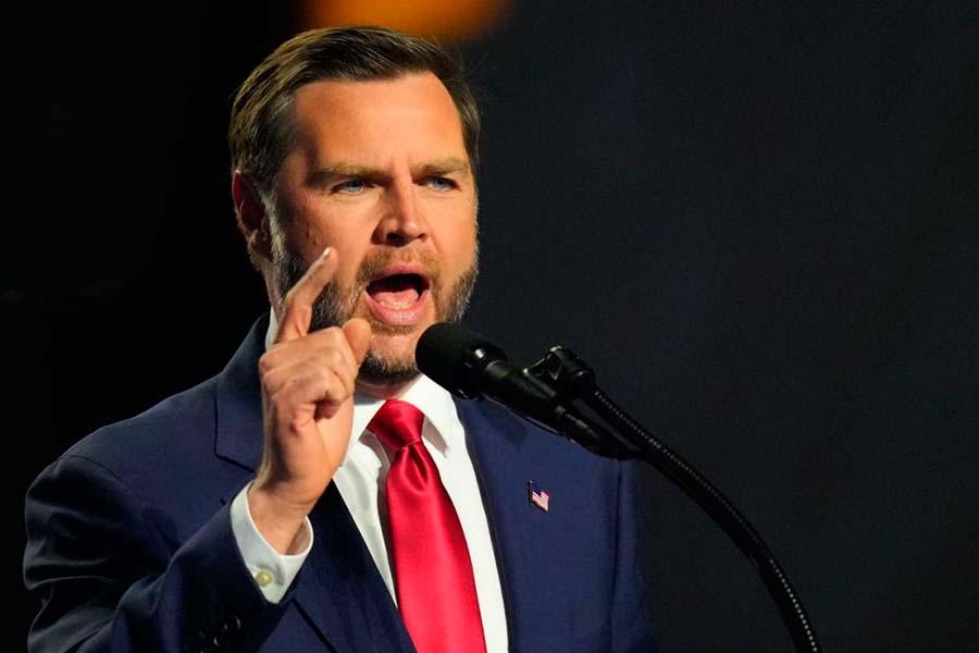 Mexicano ondea bandera frente a JD Vance y desata su reacción: “Si amas tanto a México, vete”